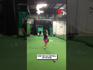 Fata care joacă softball sparge lumina - video